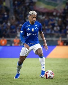 Matheus Pereira, do Cruzeiro, durante jogo contra o Atlético, neste domingo (8)