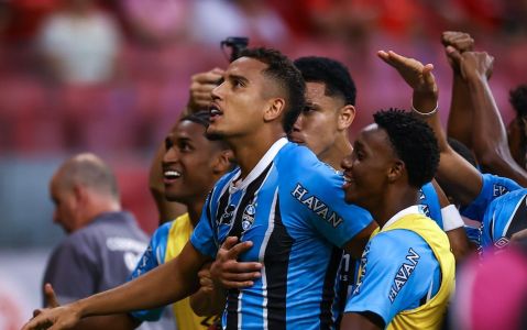 Gustavo Martins olha para torcida do Grêmio, visitante no Beira-Rio, após gol na final contra Inter