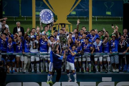 Jogadores do Cruzeiro comemora título mineiro de 2026