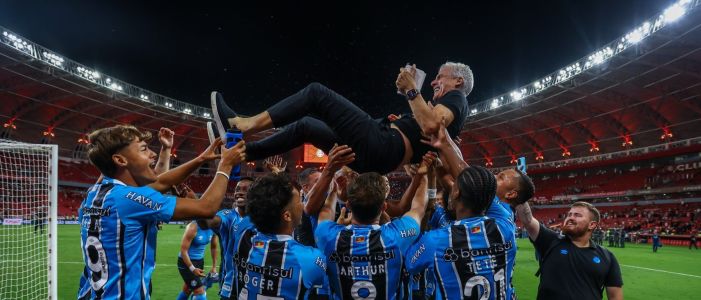 Luís Castro carregado pelos jogadores do Grêmio após título sobre o Inter