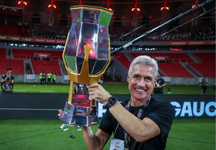 Luís Castro ergue a taça do Gauchão de 2026 após o empate do Grêmio com o Inter