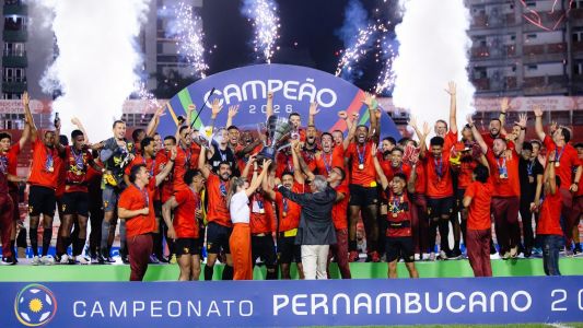 Jogadores do Sport levantam troféu do Campeonato Pernambucano de 2026