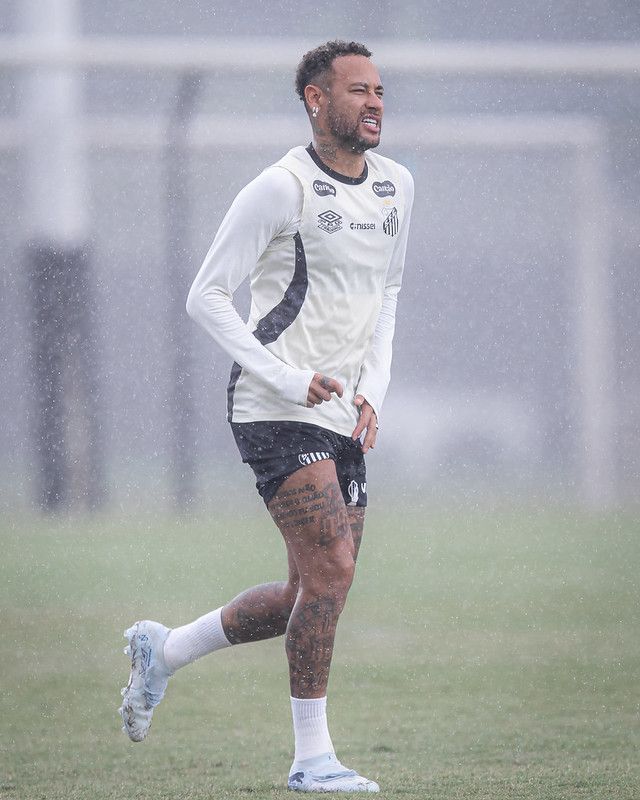 Neymar viraliza com chapéu em Robinho Jr. durante treino do Santos e faz provocação