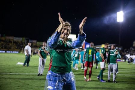 Leila Pereira, presidente do Palmeiras, celebrando a conquista do título paulista no último domingo (8)
