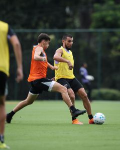 Tomás Perez e Junior Alonso durante treino do Atlético na Cidade do Galo