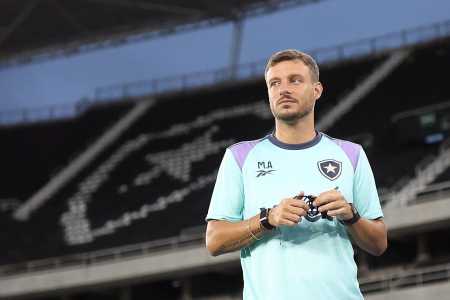 Martín Anselmi no Estádio Nilton Santos: o argentino comanda o Botafogo no início de 2026 • Vitor Silva / Botafogo