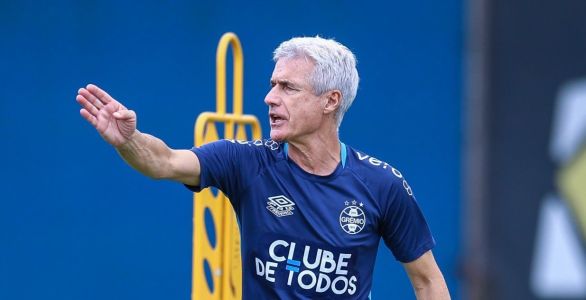 Luís Castro comanda o Grêmio no CT Luiz Carvalho, em Porto Alegre