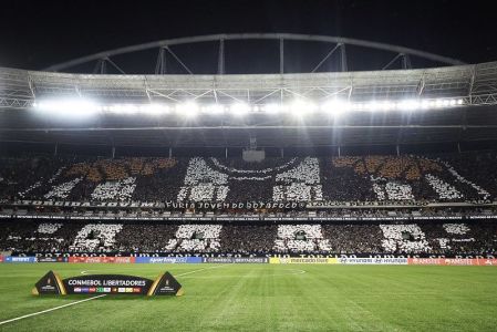 Botafogo x Barcelona: torcida alvinegra faz mosaico no Estádio Nilton Santos