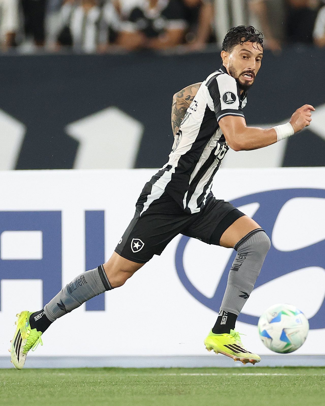 Alex Telles sobe o tom e faz desabafo após eliminação do Botafogo na Libertadores