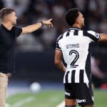 Vitinho aponta dificuldades do Botafogo em queda na Libertadores: 'Dói muito'