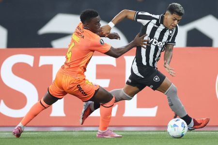 Botafogo x Barcelona: Matheus Martins encara a marcação no Nilton Santos