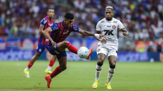 Erick Pulga, do Bahia, tenta jogada contra a marcação de Marinho, do Vitória