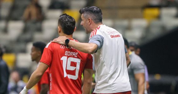 À direita, Pezzolano dando instruções para Borré, do Inter