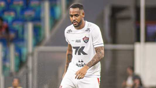Zagueiro Edu antes de se lesionar no clássico Ba-Vi válido pelo Campeonato Brasileiro