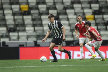 Tomás Perez em ação pelo Atlético contra o Inter na Arena MRV