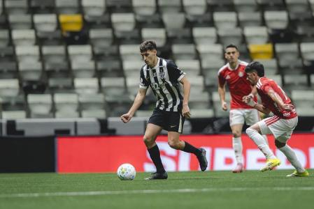 Tomás Perez em ação pelo Atlético contra o Inter na Arena MRV