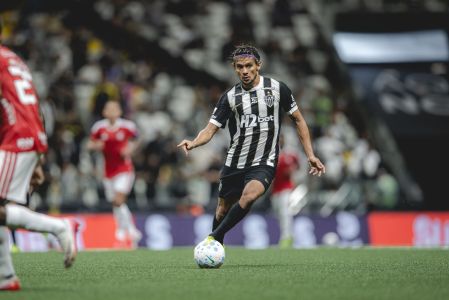 Scarpa durante duelo entre Atlético e Inter na Arena MRV