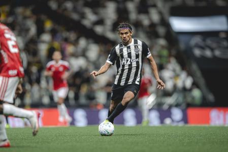 Scarpa durante duelo entre Atlético e Inter na Arena MRV