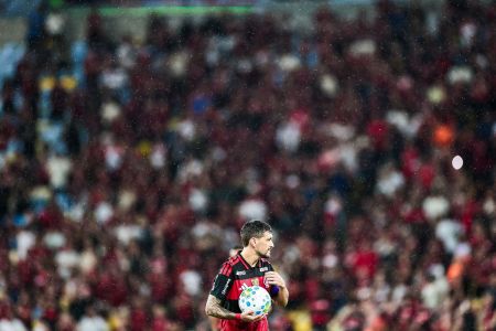 Arrascaeta em ação na partida entre Flamengo e Cruzeiro