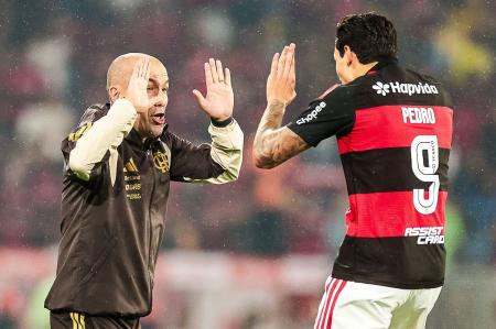 Flamengo x Cruzeiro: Leonardo Jardim vibra com Pedro após gol no Maracanã