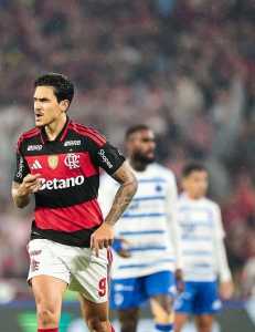 Pedro vibra com o gol marcado na vitória do Flamengo sobre o Cruzeiro, de Gerson