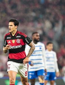 Pedro vibra com o gol marcado na vitória do Flamengo sobre o Cruzeiro, de Gerson