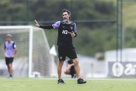 Técnico Eduardo Domínguez no comando do treino do Atlético na Cidade do Galo