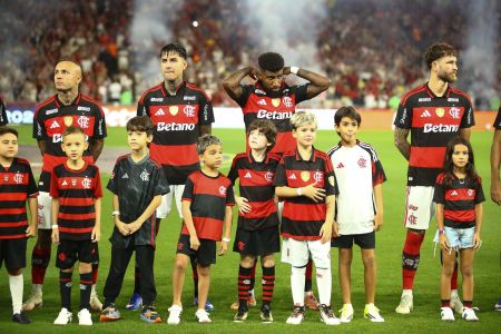 Everton Cebolinha, Erick Pulgar, Emerson Royal e Léo Pereira perfilados pelo Flamengo no Maracanã