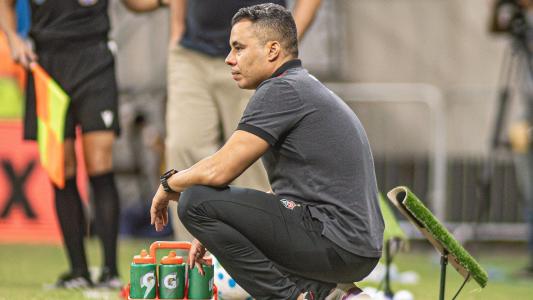 Técnico Jair Ventura durante jogo do Vitória contra o Bahia pelo Campeonato Brasileiro