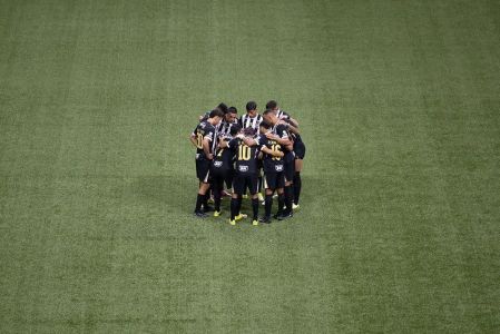 Time do Atlético reunido para jogo na temporada 2026