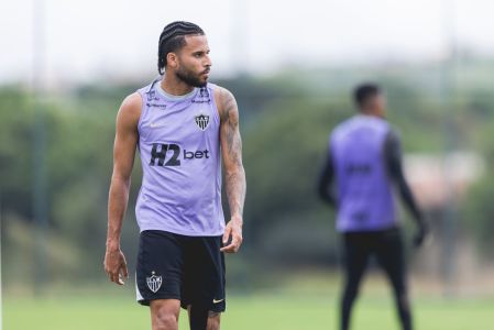Alexsander participa de treino na Cidade do Galo após recuperação de lesão no joelho esquerdo