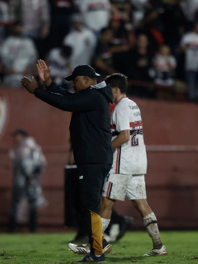 Torcedores do São Paulo dão voto de confiança para Roger Machado em estreia