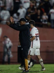 Roger Machado foi celebrado por torcedores do São Paulo na vitória sobre a Chapecoense