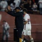 Torcedores do São Paulo dão voto de confiança para Roger Machado em estreia