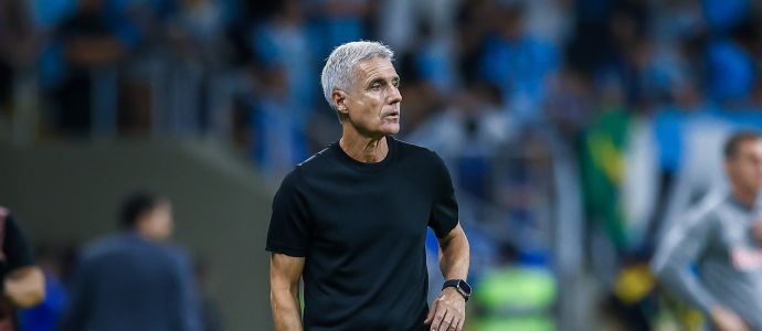 Luís Castro à beira do campo na Arena do Grêmio, em Porto Alegre, contra o RB Bragantino
