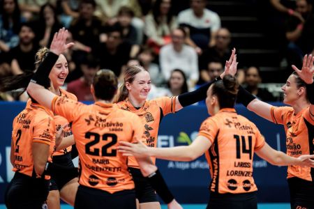 Elenco do Osasco comemora ponto na Superliga Feminina