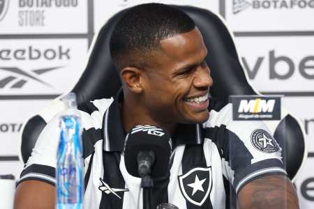 Júnior Santos durante apresentação no Botafogo
