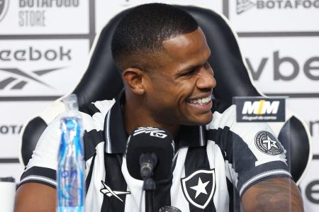 Júnior Santos durante apresentação no Botafogo