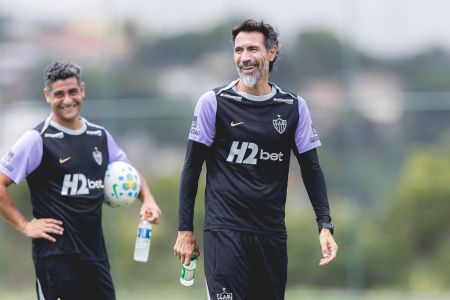 Eduardo Domínguez durante treinamento na Cidade do Galo