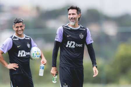 Eduardo Domínguez durante treinamento na Cidade do Galo
