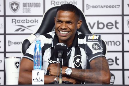 Júnior Santos durante apresentação ao Botafogo