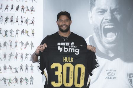 Hulk recebe camisa comemorativa em alusão aos 300 jogos pelo Atlético