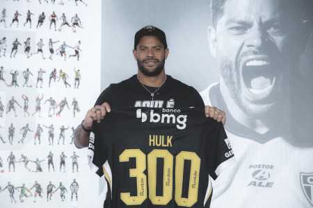 Hulk recebe camisa comemorativa em alusão aos 300 jogos pelo Atlético