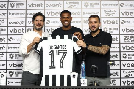 Júnior Santos é apresentado como reforço do Botafogo pelos diretores Alessandro Brito, à direita, e Léo Coelho, à esquerda