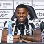 Júnior Santos se diz pronto para jogar e avalia clássico com o Flamengo: 'Sacudir a poeira'