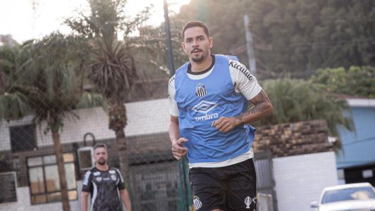 Lucas Veríssimo, reforço do Santos, no CT Rei Pelé