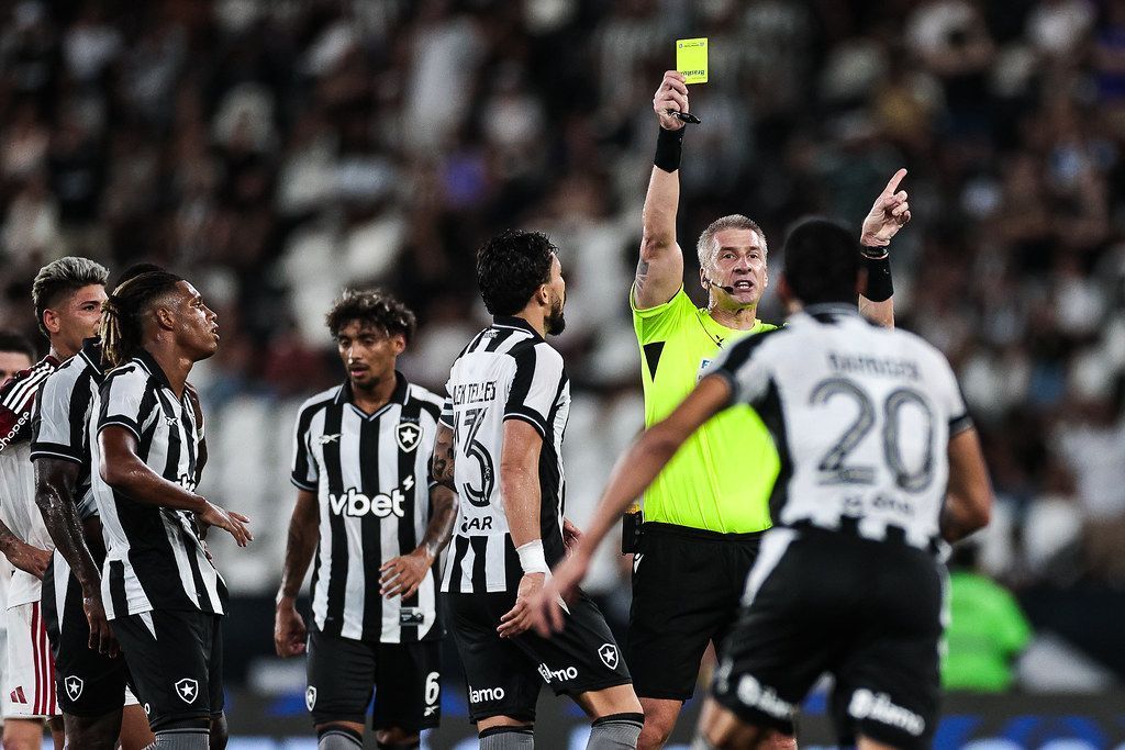 Daronco cita ofensas de jogador do Botafogo e membros da comissão em súmula