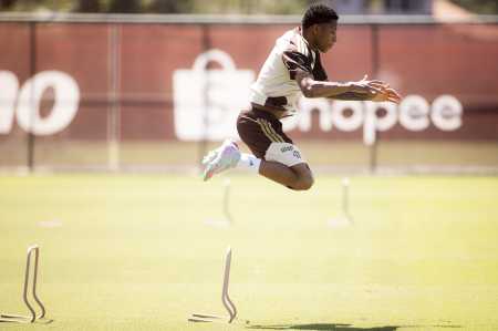 Gonzalo Plata em atividade do Flamengo no Ninho do Urubu