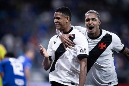 Barros marcou dois gols e foi expulso contra o Cruzeiro