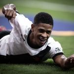 Número de cartões de jovem volante do Vasco preocupa comissão técnica